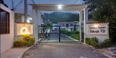 227

Excelente oportunidad de inversión en Nariño, Cundinamarca. Se vende hermosa casa con una ubicación privilegiada, en un área de 144 M2. 

Esta acogedora casa cuenta con un total de 4 cómodas alcobas, perfectas para acomodar a tu familia y amigos. Además, dispone de 3 baños completos, uno de ellos en la habitación principal, brindando privacidad y comodidad para toda la familia.

Si eres amante de la comodidad, podrás realizar tus labores de lavandería sin salir de casa. Además, para tu tranquilidad, cuenta con acceso pavimentado hasta la propiedad, ofreciendo una excelente conexión con la zona urbana.

Esta casa se encuentra en un condominio que cuenta con amplias áreas sociales, perfectas para compartir con vecinos y amigos. 

En cuanto a seguridad, no tendrás que preocuparte, ya que la urbanización cuenta con una portería y recepción 24 horas, además de una vigilancia constante, brindándote tranquilidad y protección en todo momento. 

En este espectacular condominio también podrás disfrutar de una refrescante piscina, ideal para relajarte en los días de verano y refrescarte en cualquier momento. Además, cuenta con una zona de barbacoa, perfecta para preparar deliciosos asados y reunirte con tus seres queridos en un ambiente agradable y tranquilo. El complejo cuenta también con zonas deportivas y verdes, ofreciéndote un estilo de vida saludable y rodeado de naturaleza.

No pierdas la oportunidad de adquirir esta maravillosa casa en uno de los mejores condominios de Nariño, Cundinamarca. Llámanos hoy mismo para agendar una visita ¡No te arrepentirás!
