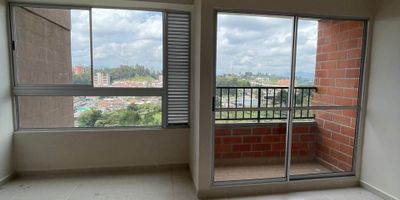 Apartamento para arriendo en sector tranvia de Rionegro, este inmueble de cincuenta metros cuadrados cuenta con dos habitaciones con closet, una de ellas con bano privado, dos banos completos con lavamanos de sobreponer con meson y mueble, espejo y division a la ducha en vidrio templado, zona de ropas con mueble, calentador de paso, cocina integral con meson en Quarzo y barra en madera, campana extractora de olores y cubierta a gas, sala comedor amplia y balcon con excelente vista, cercano a colegios, supermercados y vias principales.
