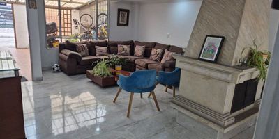 Vive en una de las zonas más tradicionales y apetecidas del occidente de Bogotá. Modelia combina tranquilidad, seguridad y excelente movilidad, rodeado de parques, vías principales, comercio y servicios que elevan tu calidad de vida. Aquí encontrarás el equilibrio perfecto entre vida familiar, comodidad y valorización.
Sobre un generoso lote de 8 metros de frente por 24.5 metros de fondo, se levanta esta casa amplia, luminosa y pensada para disfrutar cada ambiente. Una propiedad que se distingue por su funcionalidad, sus espacios sociales ideales para reuniones y su distribución perfecta para familias modernas.
? Primer Nivel – Espacios para disfrutar. Sala y comedor independientes, llenos de luz natural.
Estar familiar que crea un ambiente cálido y acogedor.
Cocina increíblemente amplia, ideal para amantes de la gastronomía.
Estar con domo perfecto para celebrar con amigos y familia.
Zona de lavandería independiente.
Estudio abierto y Espacio para Gym.
Cuarto y baño de servicio.
Garaje para 2 vehículos y espacio adicional para moto.
3 cómodas habitaciones y Principal con baño privado.
Baño de alcobas. ? Lo mejor de vivir en Modelia. Ambientes tranquilos y residenciales. Cercanía a parques, senderos y zonas verdes. Acceso inmediato a Av. Boyacá, Av. Esperanza, Calle 26 y transporte público. Oferta completa de restaurantes, supermercados, colegios y centros comerciales.
Sector de alta valorización y excelente demanda.