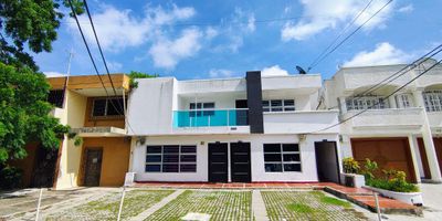 CASA COMERCIAL EN PRIMER PISO, BUEN ESTADO, FRESCA, AMPLIA, BIEN ILUMINADA. MUY BUENA UBICACIÓN, EN ZONA RESIDENCIAL Y COMERCIAL, CERCA DE RESTAURANTES, BANCOS, TRANSPORTE PÚBLICO, ENTRE OTROS SITIOS DE INTERÉS.