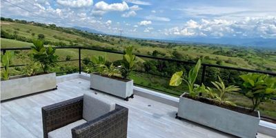 Se vende casa campestre, paisaje espectacular, acabados modernos, vista en todas las habitaciones. 4 habitaciones, 4 baños, estudio independiente, cuarto de tv, sala, comedor, cocina moderna con isla y barra central, terraza grande con vista, jacuzzi, fogatero, bosque privado, cuarto de servicio, quiosco en el bosque. Vista al paisaje mas hermoso de cerritos, en conjunto cerrado, ubicado en la via Pereira a Cartago.

Conjunto Cerrado, cableado electrico subterraneo, vias asfaltadas, facil acceso, por la doble calzada, vigilancia privada. A 20 minutos del aeropuerto internacional Matecaña. Cerca al club campestre de Pereira, restaurantes, supermercados, hoteles.

Llamanos agenda tu cita. Cel 3128312584
