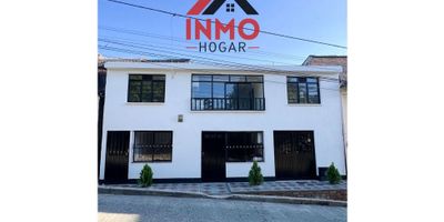 Casa en Venta – Excelente Oportunidad de Inversión ✨?

InmoHogar te ofrece esta amplia propiedad de 10 m de frente x 5 m de fondo, ubicada en un sector estratégico y de alta valorización, perfecta para vivienda familiar y al mismo tiempo para generar ingresos gracias a sus espacios independientes.

? Distribución del inmueble:

? Primer piso:


 
 Local comercial con baño, ideal para negocio propio o arrendamiento.
 
 
 Apartaestudio independiente con:
 ✔ Sala – comedor
 ✔ Cocina nueva
 ✔ Baño con ducha remodelado
 ✔ Pisos y puertas totalmente nuevos
 ✔ Lavadero nuevo
 


? Segundo piso:


 
 Apartamento cómodo y moderno con:
 ✔ 2 habitaciones iluminadas
 ✔ Sala – comedor
 ✔ Cocina nueva
 ✔ Baño con ducha
 ✔ Lavadero nuevo
 ✔ Pisos y puertas nuevos
 


? Características adicionales:


 
 Gas domiciliario instalado.
 
 
 Remodelaciones recientes en cocinas, baños, pisos, puertas y lavaderos.
 
 
 Excelente distribución, con posibilidad de generar rentas independientes.
 


? Ubicación privilegiada:
Cerca a supermercados, centros comerciales, panaderías, restaurantes y con acceso inmediato a avenidas principales y transporte público.

? Una propiedad versátil, ideal tanto para vivir cómodamente como para obtener ingresos por arriendo.

? Contáctanos hoy mismo!
? InmoHogar, hacemos tus sueños de vivienda realidad.
