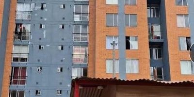 Hermoso apartamento con vista al parque, con buena luz natural, costa de dos  alcobas con closet, un  baño completo, cocina semi integral con zona de lavandería, pisos en madera y  calentador a gas