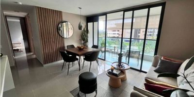 Este amplio apartamento de 92 M2 se encuentra ubicado en el corazón de Floridablanca, en la próspera y hermosa región de Santander en Colombia. Con una ubicación estratégica cerca de la zona urbana, este inmueble ofrece una combinación perfecta de comodidad, seguridad y tranquilidad en un entorno residencial.

Su área de terreno, construida y privada son todas de 92 M2, lo que garantiza un generoso espacio para que puedas decorar y disfrutar de tu hogar a tu gusto. Cuenta con 3 acogedoras alcobas y 2 baños, perfecto para una familia pequeña o para aquellos que buscan tener una habitación extra para invitados o un espacio de trabajo tranquilo.

La propiedad también incluye un garaje para que puedas proteger tu vehículo de manera segura y conveniente.

Internamente, el apartamento cuenta con una serie de comodidades que garantizan tu comodidad y bienestar. Entre ellas destacan su balcón con vista panorámica, perfecto para disfrutar de las vistas de la ciudad y su hermosa naturaleza. Además, ofrece un baño auxiliar y un baño en la habitación principal, ideal para la privacidad y comodidad de todos los miembros del hogar.

También encontrarás una barra estilo americano en su moderna y funcional cocina integral, perfecta para compartir momentos y comidas en familia o con amigos. Además, cuenta con una biblioteca/estudio para aquellos que trabajan desde casa o para aquellos que desean tener una zona de lectura y estudio.

Otras comodidades internas incluyen calentador, citófono / intercomunicador, clósets para almacenaje, doble ventana para aislamiento y confort, y servicios básicos como agua, electricidad y gas domiciliario.

Externamente, el apartamento ofrece un área social para disfrutar de reuniones y eventos con tus seres queridos, un ascensor para facilitar tus desplazamientos, un circuito cerrado de TV para tu seguridad, un gimnasio para mantener un estilo de vida saludable y en forma, y un parqueadero para visitantes para mayor comodidad.