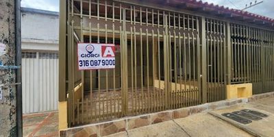  Se Arrienda Local Comercial  20 m² ubicado en el barrio San Miguel. Cuenta con un baño privado, piso en cerámica,servicios de agua y luz disponibles. Ideal para: oficinas, tiendas, barberías, peluquerías, consultorios, entre otros. ¡No dejes pasar esta oportunidad!