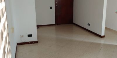 Apartamento ubicado en la Candelaria cerca al parque de Boston tiene muy buena ubicación y con excelentes rutas de acceso está a 10 minutos de la avenida oriental  tiene zonas comunes como juegos para niños, parqueadero de bicicletas y motos  tiene de carro pero común, sauna, turco  el inmueble cuenta con 
2 alcobas 
1 baño 
Sala comedor 
Cocina integral 
Zona de ropas 
Portería