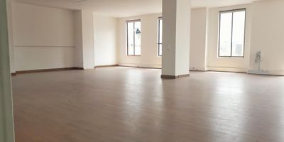 Oficina ubicada en un edificio en la zona de chapinero, un sector residencial,Y comercial, cerca a transporte publico, sitp, unicervantes , centro comercial unilago, parroquia caballeros de la virgen,clinica famisanar, gimnasios, restaurante,entidad bancaria y facil acceso a vias Principales. Este sector estrategico es transitado por un alto flujo peatonal y vehicular. El inmueble cuenta con una excelente distribucion de los espacios, buena iluminacion y ventilacion, ideal para el crecimiento empresarial.
