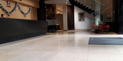 Oficina ubicada en un edificio, en la zona de Chico, un sector , de servicios, cerca a rutas del SITP, World Trade Center, parroquia Santa Clara de Asis, Juan Valdez cafe, bodytech chico, supertienda olimpica, facil acceso a vias principales. Este sector estrategico es transitado por un alto flujo peatonal y vehicular. El inmueble cuenta con una excelente distribucion de los espacios, buena iluminacion y ventilacion, ideal para el crecimiento de la empresa.
