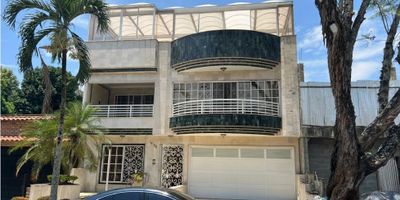 Venta casa cod 9485759  Hermoso inmueble listo para negociar, con carácterísticas únicas que harán de este negocio una excelente inversión:  Cerca de centros comerciales como Unicentro, Jardín Plaza, Makro, Alkosto, cerca de colegios y universidades, diferentes opciones para trasladarse dentro de la ciudad al oeste, sur o norte, rodeada de parques y zona en desarrollo comercial.  Esta edificación se puede acondicionar para cualquier negocio a puerta cerrada o para uso familiar.  Con detalles como su sauna, piscina, jacuzzi, puerta eléctrica, y muchísimo más, conozca otras amenidades que convertirán su sueño en concreto, citas para conocerla al 3196793900
