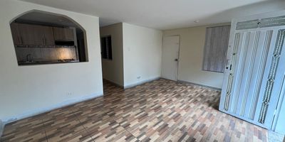 Apartamento en arriendo ubicado en el sector de Lopez de Mesa. Disfruta de espacios comodos, amplios y luminosos que brindan confort y funcionalidad. El apartamento cuenta con 3 habitaciones, 1 bano, 2 balcones, 2 closets, sala-comedor, cocina integral y zona de ropas. Su ubicacion estrategica, cerca del Hospital Pablo Tobon Uribe, supermercados, locales comerciales, colegios y vias principales, garantiza facil acceso a transporte publico y rutas integradas. Una excelente opcion para quienes buscan comodidad, buena ubicacion y calidad de vida en Medellin