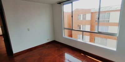 Apartamento ubicado en la zona de ciudad verde en unidad residencial completa con 22 torres de 6 pisos
cada una con 4 apartamentos por piso. El apartamento se encuentra en el piso 6. En el podras
disfrutar espacios comodos, amplios y luminosos. Cuenta con una excelente ubicacion de facil acceso
a transporte publico, colegio Brighton, universidad UNIMINUTO, centro comercial prado verde, parroquia sagrados corazones de Jesus y maria, clinica u hospital,
supermercado olimpica, gimnasio,animal gym restaurante, entidad bancaria, facil acceso a vias principales autopista sur av. ciudad de Cali, permitiendote
estar cerca de todo lo que necesitas.