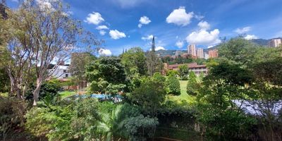 Se arrienda amplio y luminoso apartamento ubicado en el sector El Campestre, en El Poblado, Medellin. Su diseno funcional y excelente distribucion brindan un ambiente calido, acogedor y muy confortable. La propiedad cuenta con 2 habitaciones, 3 banos, 2 vestier, estar, balcon con vista exterior, sala-comedor, cocina integral con barra americana, zona de ropas, cuarto util y garaje doble lineal. El edificio ofrece modernas zonas comunes disenadas para el bienestar y disfrute de toda la familia, entre las que se destacan gimnasio, piscina, jacuzzi, salon social, juegos infantiles, zonas verdes y porteria con vigilancia 24 horas. Su ubicacion estrategica permite facil acceso al transporte publico y a las principales vias, y se encuentra cerca de lugares reconocidos como La Papeleria y San Lucas Plaza.