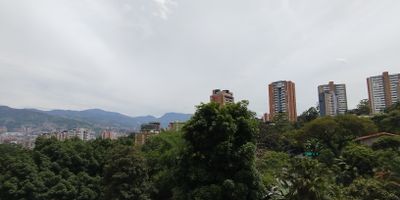 Apartamento en arriendo que te permite disfrutar de su vista desde su piso 5, con iluminacion natural, y una excelente ventilacion. Esta situado en una zona tranquila y residencial de Envigado, con un area de 80m, esta propiedad cuenta con 2 habitaciones, 2 banos, 1 closet, 1 vestier, sala comedor, cocina integral, red de gas, barra americana, 1 balcon, zona de estar, 1 parqueadero y 1 cuarto util En unidad compuesta, de Gimnasio, Juegos Infantiles, Parqueadero de Visitantes, Piscina, Placa Polideportiva, Salon Social, Sauna, Zonas Verdes, Vigilancia Privada 24/7. Su ubicacion estrategica te permite estar cerca del Mall Comercial Distrito Avignon, Parque de las Mariposas, Parque La Guayacana, Trans. Intermedia, con facil acceso a servicios, comercios y zonas residenciales tranquilas.

