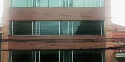 Oficina de 200 m2 de área privada en piso completo, pisos en porcelanato, 2 cocinetas, 2 baños, excelente luz natural, ascensor, garaje doble cubierto, planta de suplencia total, tanque de reserva, baños comunales. Cerca de la estación Héroes y Carrera 15.
