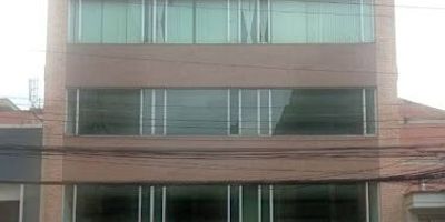 Oficina piso 6 con ascensor, pisos en porcelanato, baño y cocineta con espacio de depósito y garaje sencillo cubierto, planta de suplencia total, tanque de reserva, baños comunales. Excelente ubicación cerca de la Carrera 15 y estación Héroes de Transmilenio.