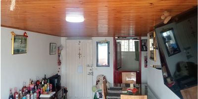 CODIGO:9470FR411 En el corazón de Bogotá, la vibrante capital de Colombia, se encuentra este encantador apartamento en venta. Ubicado en una de las zonas más codiciadas de la ciudad, este hogar ofrece una combinación perfecta de comodidad, estilo y conveniencia. Con una area construida de 56 m2 y un area privada de 46 m2, este apartamento cuenta con amplios espacios y una distribución inteligente que maximiza cada metro cuadrado disponible.

Este apartamento cuenta con 3 acogedoras habitaciones, ideales para una familia pequeña o para aquellos que buscan un espacio adicional para una oficina o un estudio. El baño es moderno y funcional, con todos los accesorios necesarios para un buen aseo personal. Además, este hogar cuenta con características internas que lo hacen aún más atractivo y práctico. El conjunto admite mascotas, lo que significa que no tendrás que dejar atrás a tu mejor amigo de cuatro patas o a tu amigo felino. 

En cuanto a la cocina, no tendrás que preocuparte por el espacio o la falta de almacenamiento. Este apartamento cuenta con una cocina integral, armarios empotrados en dos habitaciones, para que puedas mantener todo en orden y al alcance de la mano. La doble ventana ofrece una hermosa vista panorámica, mientras que mantiene el interior fresco y luminoso. La zona de lavandería es perfecta para mantener la ropa limpia y organizada, mientras que el extractor ayuda a mantener los olores a raya.

Este hogar es perfecto para aquellos que buscan privacidad y tranquilidad, ya que es unifamiliar y ubicado en una zona residencial. Sin embargo, estarás a pocos minutos de los principales centros comerciales, restaurantes y tiendas de barrio, para que puedas acceder a todo lo que necesitas sin tener que alejarte demasiado.

Las características externas de este apartamento son igualmente impresionantes. El acceso pavimentado es ideal para aquellos que tienen vehículo propio, mientras que las diferentes zonas deportivas como una canch