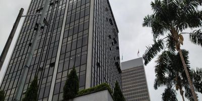 Arriendo Oficina Medellín Centro, con un área de 37.9 m2, espacio abierto, 2 baños, piso en baldosa común, aire acondicionado, luces led, buena iluminación natural, portería 24 horas, ascensor. Cerca al parque de Bolívar, sobre el pasaje Junín.

incremento del el IPC, más 4 puntos.

Canon mas Iva
Administración Incluida.
