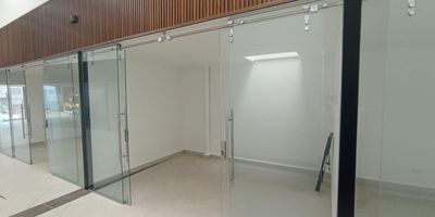 Se arrienda local a tan solo dos cuadras del parque principal de Rionegro, cuenta con bodega en la parte superior, con comodas vias de acceso  y cerca a estacion de gasolina, supermercados, escuelas y colegios
cuenta con banos sociales. 