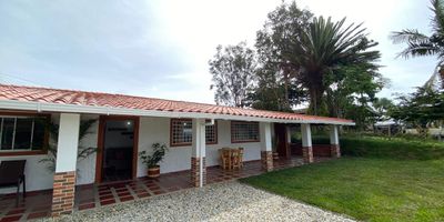  Apartaestudio amoblado en arriendo en  Vereda las Mercedes- Via marinilla - Santuario.
Cuenta con habitacion amoblada, bano completo con iluminacion natural, sala comedor con sofa y tv, cocina semi integral con campana extractora, nevera. 
*Derecho a usar zonas comunes( corredores , hamacas, kiosko, lavanderia 1 dia a la semana)
*Servicios publicos incluidos e internet. 
* Servicio de limpieza interna cada 15 dias. 
*Parqueadero descubierto.
(No incluye utensilios, ni lencerias de cama) 
Maximo 2 personas, no ninos,no mascotas.
Contrato minimo por 3 meses. 
Servicios agregados:
*Doctor en casa 24/7 a domicilio 
*Peluqueria y barberia a domicilio 
*Supermercado a domicilio 
*Transporte publico 24/7.
Ubicada a 6 minutos de la Autopista.