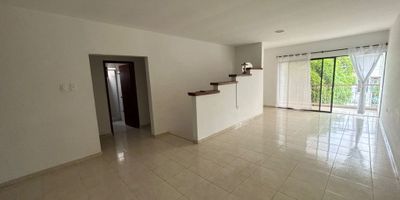 Descubre la elegancia y comodidad en este exclusivo apartamento en arriendo ubicado en una de las zonas más prestigiosas de la ciudad. Con 2 habitaciones, 1 estudio que podría habilitarse como tercera habitación, 2 baños, 1 patio, este espacioso inmueble de 150 metros cuadrados ofrece un ambiente sofisticado y acogedor. Disfruta de la tranquilidad y seguridad que brinda este lugar, además de contar con un parqueadero para tu conveniencia. Todo esto por tan solo $1,700,000. No pierdas la oportunidad de vivir en este lugar único. ¡Contáctanos ya para más información!