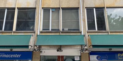 Espectacular local para arriendo  ubicado en el sector del retiro en la localidad de chapinero, te permite disfrutar de espaciosa amplios comodos y luminosos ya que cuenta con una excelente ventilacion, tiene un area de 130 metros cuadrados, pisos en porcelanato, luces led, 2 banos, cuenta con administracion y agua incluida dentro del canon. te permite estar cerca de todo lo que necesitas, banco de Bogota y Bancolombia, cerca a restaurante el coral y mc Donalds, cerca estaciones de servicio y estaciones de SITP y Transmilenio, cerca a universidad santo tomas,  cerca a colegio la salle. cerca a calles 85 y calle 94 y carreras 11, 9 y 15.