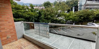 Arrienda el espacio ideal para vivir en Envigado!
Moderno apartamento de 65 m ubicado en el exclusivo sector El Chocho, Envigado. Disfruta de espacios amplios, bien ventilados y con excelente iluminacion natural, disenados para brindarte confort y funcionalidad.

Cuenta con 2 habitaciones (una con vestier y otra con closet), 2 banos, sala-comedor, cocina integral, balcon con vista abierta, zona de ropas independiente, 1 parqueadero privado y cuarto util.

Su ubicacion es estrategica, cerca del Mall Terracina Plaza, Centro Comercial City Plaza, Colegio Manuel Mejia Vallejo, con acceso a vias principales y excelente conexion al transporte publico.

Comodidad, ubicacion y calidad de vida en un solo lugar!