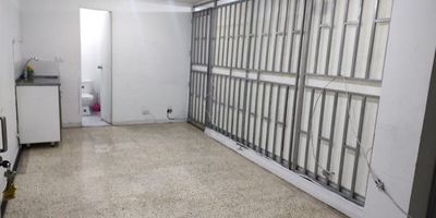 Arriendo local para almacenamiento u oficina en la Glorieta de la 80 con San Juan, calle 44 N° 81-53, primer piso de 23 m2 con baño y cocineta. Todas las rutas de transporte de San Juan y de la 80