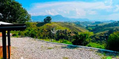 Valor 780 millones 
ubicada vereda Alto Grande 

Descubra esta encantadora finca de 2.100 m con 200 m construidos, ubicada en una zona estratégica sobre la vía pavimentada El Carmen  Santuario. Su diseño combina comodidad, amplitud y encanto campestre, ideal para quienes buscan un lugar con gran potencial de inversión o un espacio para proyectos de emprendimiento rural y turístico.

La propiedad cuenta con 4 habitaciones, 4 baños con Vestier y cabinas en vidrio, 2 salas, sala comedor, cocina integral, zona de ropas y corredores ideales para instalar hamacas y disfrutar del paisaje. La excelente iluminación natural realza cada espacio y resalta la imponente vista panorámica que rodea la finca.

Este lugar no solo ofrece calidad de vida y tranquilidad, sino también un entorno perfecto para desarrollar proyectos de vivienda campestre, turismo o descanso, en una de las zonas con mayor proyección del oriente antioqueño.


