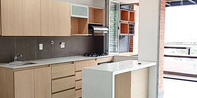 Vive la experiencia de la elegancia y el confort en este exclusivo apartamento de 119 m² ubicado en Envigado, Su excelente distribución te ofrece 2 habitaciones amplias, 2 baños modernos, cocina integral y un parqueadero privado que aporta comodidad y seguridad. Cada espacio ha sido diseñado con detalles que resaltan la modernidad y el estilo, brindando un ambiente sofisticado y acogedor para ti y tu familia. Además, su ubicación en una de las zonas más prestigiosas de Envigado te garantiza tranquilidad, seguridad y fácil acceso a comercios, servicios y transporte público. Este apartamento es la opción perfecta si buscas exclusividad y calidad de vida en un solo lugar. ¡Agenda tu visita hoy mismo y descubre tu nuevo hogar en Envigado! ¡City Raíz busca su tranquilidad! - Código: 19777  Contáctanos por WhatsApp al 310 840 1461 o llamándonos al 604 411 7372 www.cityraiz.com