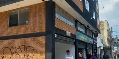 Espectacular local ubicado en el sector del centro de Engativa, al occidente de la ciudad, te permite disfrutar de espacios amplios comodos s y luminosos ya que cuneta con una excelente ventilacion. tiene un area de 70 metros cuadrados, 2 banos, luz agua y luz independientes, pisos en ceramica. te permite estar cerca de todo lo que necesitas, banco de Bogota y Bancolombia, cerca a supermercado d1 y oxxo, estaciones de servicio y SITP , cerca a universidades y colegios, cerca a av. principales calle 63 y av ciudad de calii. 