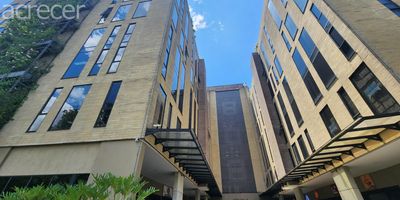 Oficina de 76 mts bano y cocina dos parqueaderos su diseno permite adecuar espacios laborales segun su necesidad dependiendo de la necesidad de la empresas. El sector de Aguacatala le permite facil movilidad por su ubicacion estrategica para los diferentes tipos de empresa. El centro empresarial    cuenta con locales comerciales, terrazas, y sala de reuniones, parqueaderos y mucho mas para que tu empresa cuente el funcionamiento ideal