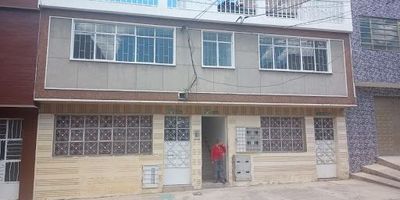  Acogedor apartamento remodelado e independiente en casa familiar, con servicios independientes. Perfecto para quienes buscan comodidad y ubicación estratégica. Ubicación San José Sur  Bogotá. Canon de arriendo $900.000. Área 49 m Aproximadamente, dos Habitaciones, un Baños, Sala  comedor, Cocina semi integral cerrada, con zona de ropas. No se admiten mascotas. Estrato 3. Excelente estado Pisos en cerámica-baldosa Independiente, en casa familiar. A solo 2 cuadras de la estación de Transmilenio Olaya, Cercanía a supermercados, colegios, hospitales y zona comercial. Mira el video del inmueble aquí. Contáctanos y agenda tu visita hoy mismo. Servicios Integrales en Finca Raíz  SIFRA SAS