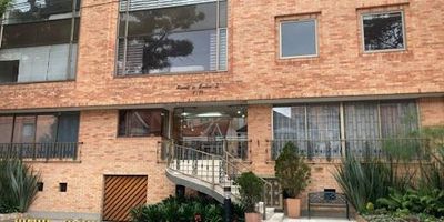  Vive con estilo en Emaús  Bogotá Este encantador apartamento en arriendo combina confort, ubicación estratégica y un ambiente moderno pensado para tu bienestar . Ubicación Emaús  Bogotá Canon de arriendo $2.200.000 Administración $546.600 Área 55 m Aprox. 1 habitación con closet, 1 baño, Sala  comedor, Cocina integral eléctrica, Parqueadero cubierto, Zona de lavandería independiente,  cuarto de ropas, Estrato 3. Excelente estado, como nuevo Pisos en madera laminada, Puerta de seguridad, Se permiten mascotas.  Edificio con casillero de correo y shut de basura Ventilación natural y espacios iluminados. Ubicado en un sector residencial con cómodas vías de acceso, cerca de universidades, parques, supermercados, restaurantes, hospitales y centros comerciales. ¡Agenda tu visita hoy mismo y descubre tu nuevo hogar en Emaús! Servicios Integrales en Finca Raíz  SIFRA SAS