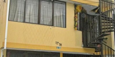 Excelente apartamento ubicado en primer nivel, consta de 2 habitaciones con closet, baño de alcobas, sala comedor, cocina con muebles en madera y servicio de gas natural, zona de oficio con patio y pisos en cerámica, sin garaje para carro. SERVICIOS COMPARTIDOS/ DISPONIBLE AL 5 DE NOVIEMBRE.