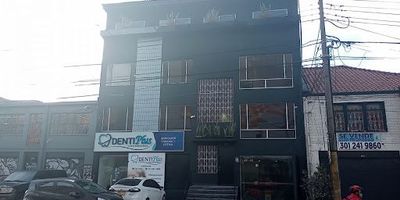 Estratégico Espacio recién remodelado con entrada independiente, ideal para oficinas, bodegas o consultorios. Distribuido en tercer y cuarto piso, con veinte espacios en total.Tercer piso Área de trescientos cuarenta y ocho metros cuadrados.Cuarto piso Área de trescientos setenta y siete metros cuadrados.Ambos niveles incluyen cocina independiente, siete baños completos y excelente iluminación. Ideal para industria ligera o servicios técnicos, pero no habilitado para procedimientos médicos.Ubicación central, a tres cuadras de la Avenida Caracas y cerca de la Calle sesenta y tres. Fácil acceso en transporte.¡Contáctanos para más información!