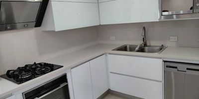 C.I: 447-13309. APARTAMENTO-POBLADO-ARRIENDO. UBICACION: CERCA AL CENTRO COMERCIAL VIZCAYA, SUPERMERCADO CARULLA, SURA, PARQUE DE POBLADO, TRANSVERSAL INFERIOR, TRANSVERSAL SUPERIOR, CL 10. APARTAMENTO 130 METROS 80 DE TERRAZA , 3 ALCOBAS, 1 VESTIER,2 CLOSET, 2 BAÑOS, ALCOBA DEL SERVICIO CON BAÑO, CLOSET DE LINOS, COCINA INTEGRAL RED DE GAS, ZONA DE ROPA, SALA COMEDOR, APARTAMENTO TOTALMENTE REMODELADO. UNIDAD CERRADA, PORTERIA 24 HORAS, ASCENSOR, JUEGOS INFANTILES ,ZONAS VERDES. EDUARS CORTES: 3176752681
