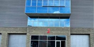 Espectacular bodega para arriendo en la via Siberia Funza a las afueras de Bogota, te permite disfrutar de espacios amplios comodos y luminosos ya  que cuenta con una excelente ventilacion, tiene un area de 1950 metros cuadrados divididos en 2 plantas,  nivel 1 area libre de 887 metros cuadrados, ,mezanine de oficinas 186 metros cuadrados, nivel 2 887 metros cuadrados, 2 muelles de carga, 2 ascensores  de carga de 305 toneladas de capacidad, 2 baterias de banos,. esta cerca de todo lo que necesitas banco de Bogota y Bancolombia, centros comerciales, estaciones de servicio, via Funza Siberia. 