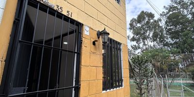 Casa Unifamiliar en el sector El Salvador cerca a la Unidad Deportiva del Inder Quintas del Salvador. Actualmente disctribuida en 3 espacios habitables. Cuenta con un 1er piso con salon comedor, cocina semi-integral, 1 bano completo, 2 alcobas con closet moviles en PVC; en 2 nivel cuenta con salon comedor, cocina integral, 1 bano completo, 1 alcoba con closet, acceso por escalas con entrada compartida; adicional edificacion en construccion prefabricada con espacio de salon comedor, cocina sencilla, 1 bano completo. (Espacio de prefabricada hace parte del area privada de la propiedad)