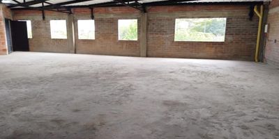 Bodega para arriendo en el sector del Centro. Cuenta con amplios espacios ventilados e iluminados. Cuenta con piso en obra gris, 1 bano y buena vista. Tiene cercanias a la Universidad Nacional, Empresa Coca Cola y cuenta con buen acceso a transporte publico.