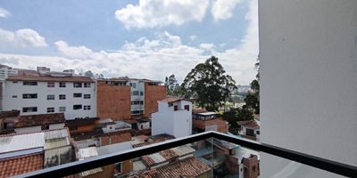 "Apartamento en el corazon de Marinilla !
Se ofrece en renta un acogedor apartamento ubicado en el centro de Marinilla, en una zona tranquila y con facil acceso a las principales vias y servicios.
Este apartamento cuenta con:
- 74 metros cuadrados de area habitable
- 2 habitaciones amplias y comodas
- Zona de ropas 
- Cocina integral 
- Balcon con vista al exterior
- Parqueadero privado para tu vehiculo
- Cuarto util para almacenamiento o uso adicional

El apartamento esta listo para estrenar, con acabados de alta calidad y un diseno moderno. La ubicacion es ideal para aquellos que buscan vivir en el centro de Marinilla, con acceso a todo lo que la ciudad ofrece.
No te pierdas esta oportunidad de vivir en un lugar centrico y tranquilo!
Contactanos para obtener mas informacion y agendar una visita!"