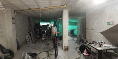 Esta bodega, ubicada en el sur de la ciudad, ofrece un espacio amplio y versatil, ideal para empresas dedicadas a la vidrieria, la metalmecanica y talleres, Con una estructura solida y de facil acceso, cuenta con las condiciones optimas para realizar procesos de fabricacion, almacenamiento y distribucion. Su ubicacion estrategica, cercana a importantes vias de transporte, facilita la conectividad y el acceso a proveedores y clientes. Perfecta para adaptarse a las necesidades de sectores industriales que requieren un entorno seguro y funcional.