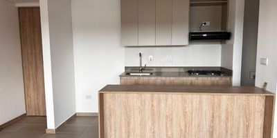 Apartamento para estrenar sector barro blanco Unidad cerrada, 70 m construidos. Distribuidos en dos habitaciones diseno mariposa ambas cuentan con bano interno y Vestier, sala comedor, cocina integral con barra Americana, balcon, bano social y Zona de ropas, parqueadero y cuarto util. Este sector cuenta con alta valorizacion, y te permite estar a 15 minutos del aeropuerto, cerca de supermercado la vaquita, CC. San Nicolas, Jumbo, colegios y trasporte publico.

Inmueble para invertir, actualmente rentado hasta Junio 2026