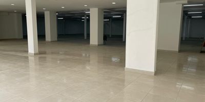 Local comercial disponible para impulsar tu marca ,estrategicamente ubicado ,cerca a todo el sector comercial, area construida de 600 metros 
   APROVECHAAA Y HAZ QUUE TU MARCA CREZCA 