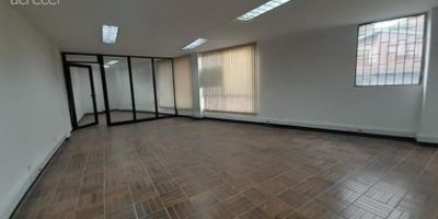 Local con oficinas es un espacio destinado a actividades empresariales o comerciales, en el cual se encuentran diferentes areas que pueden ser adaptadas para oficinas privadas o compartidas, segun las necesidades, cercano a rutas de transporte publico, sin duda una gran oportunidad 