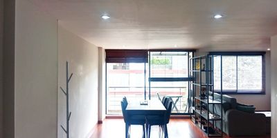 Este apartamento en el EDIFICIO CREEN, ubicado en el sector de Pasadena, cuenta con una linda vista exterior y un balcon perfecto para disfrutar del paisaje desde la zona social. Ofrece espacios amplios y comodos distribuidos en sus 73 metros cuadrados, que incluyen una habitacion con la opcion de crear una segunda, dos banos, sala comedor, cocina integral completa y zona de ropas. Adicionalmente, dispone de dos parqueaderos en linea y un cuarto util. Su ubicacion privilegiada brinda facil acceso a importantes vias como la Avenida Suba, y se encuentra cerca de lugares de interes como el Centro Comercial Iserra 100, Carulla Puente Largo y la calle principal de Pasadena, lo que te permitira tener todo lo que necesitas a tu alcance.
