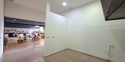Local para arriendo en el sector San Diego, Poblado. Ofrece amplios espacios ventilados e iluminados. Cuenta con 1 salon, piso en baldosa, cocineta, red de gas, 1 parqueadero y ascensor.  Su localizacion privilegiada permite facil acceso desde la Avenida El Poblado, Calle 30 y estacion Industriales, ademas de contar con cercania a multiples rutas de transporte publico.