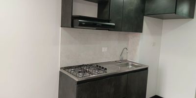 Apartamento ubicado en la zona de Zona Industrial, en unidad residencial completa. El apartamento se encuentra en el piso 4. En el podras
disfrutar espacios comodos, amplios y luminosos. Cuenta con una excelente ubicacion de facil acceso
a transporte publico, colegio nuestra senora del rosario, universidad Distrital, centro comercial mall plaza, clinica u hospital del sur,
supermercado oxxo, gimnasio smart fit, restaurante KFC, entidad bancaria Bacolombia, facil acceso a vias principales, permitiendote
estar cerca de todo lo que necesitas.