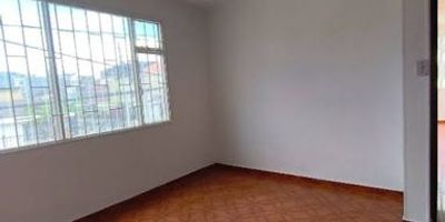 Se arrienda oficina de 85 m², con excelente distribución, que cuenta con 2 baños y ventanal que aporta gran iluminación natural. Ubicada en zona estratégica, cerca de la Calle 134, Autopista Norte, estación de TransMilenio y Calle 138, rodeada de buen comercio y con fácil acceso a transporte y servicios.