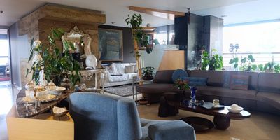 Apartamento en VENTA en unidad cerrada cerca a centros comerciales, restaurantes, hoteles, museos, tiendas de cadena, acceso a rutas de transporte público, estaciones del metro y servicios complementarios del sector. Piso en mármol y madera, puerta de seguridad, sala y comedor independiente, estar de TV, 3 alcobas con vestier, closet y balo en la principal, baño en cada alcoba, baño social, jacuzzi, cocina integral cerrada tipo americano, alcoba y baño de servicio, zona de ropas, útil y parqueaderos independientes cubiertos . Conjunto cerrado con ascensores y zonas sociales que incluyen piscina, gimnasio, salón social, turco, parques infantiles, placa polideportiva zonas verdes, vigilancia y portería 24 horas y circuito cerrado de TV. inmuebles sujetos a verificacion de disponibilidad