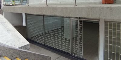 Alquilo local en el barrio santa monica residencial, sector muy comercial sobre avenida sexta A cerca de todo tipo de comercio como, restaurantes, concesionarios, bares, bancos y entidades de salud, es un local amplio abierto en primer piso con entrada independiente pero con las ventajas de estar en un mall como la seguridad y el flujo de clientes que atraen los otros locales, cuenta con un baño y airea acondicionado